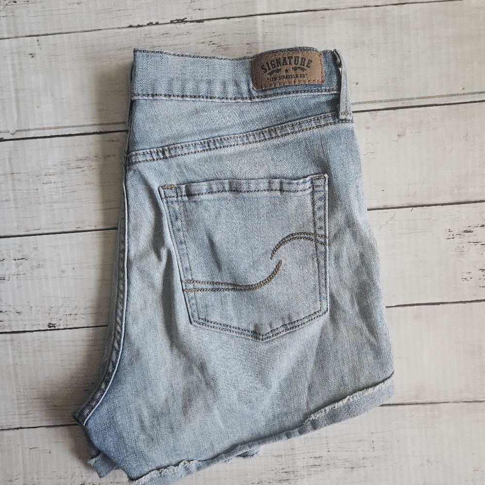 Levi's High‎ Rise Shortie Light Wash Size 4/27